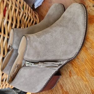 Vionic Suede Booties Serena sz 6.5 Taupe